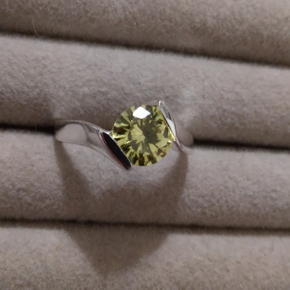 Womens ring silvertone green stone size 9
